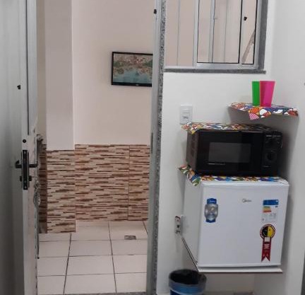 Sua Kitnet na Praia 12 Atenção PEQUENA Só prá dormir Ambiente Familiar Ar Cond TV Microondas Frigobar Internet Centro