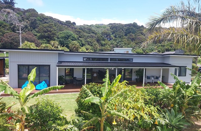 Sub-tropical Escape - new, modern holiday home in Matapouri Park