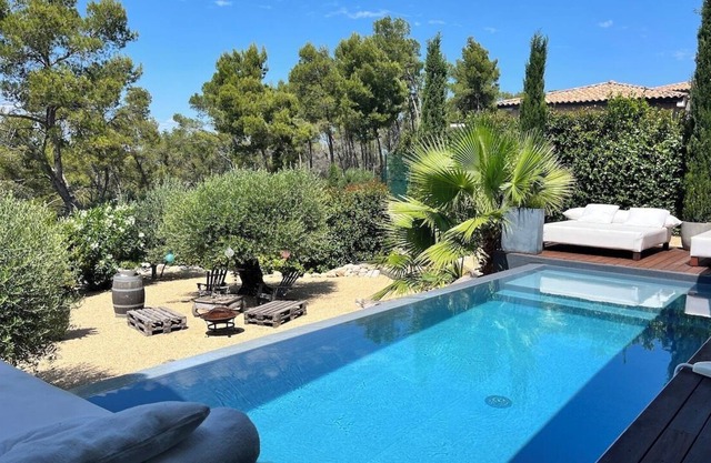 Sublime contemporary villa with swimming pool and panoramic view