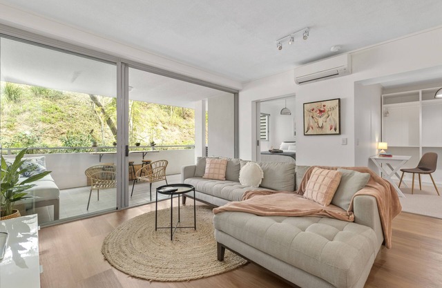 Sublime Simplicity! ~ 1Bed/Study/1Bath/Balcony/1Car