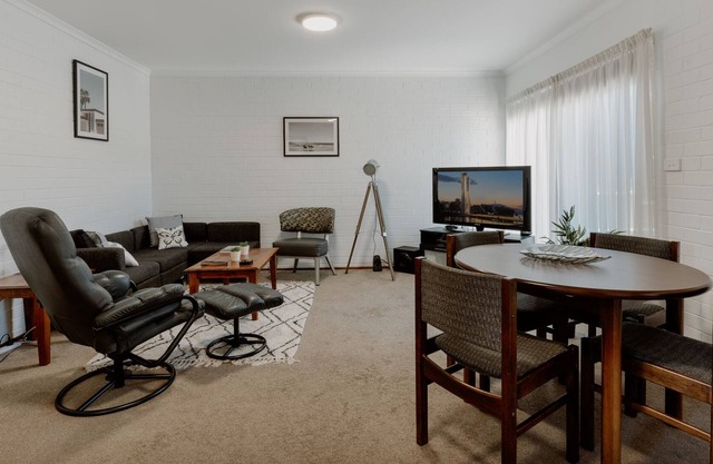 Suburban 2-Bed Townhouse Short Distance From Shops
