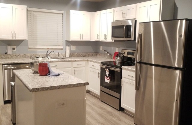 Suburban Chic- Close to the Music City Downtown Buzz