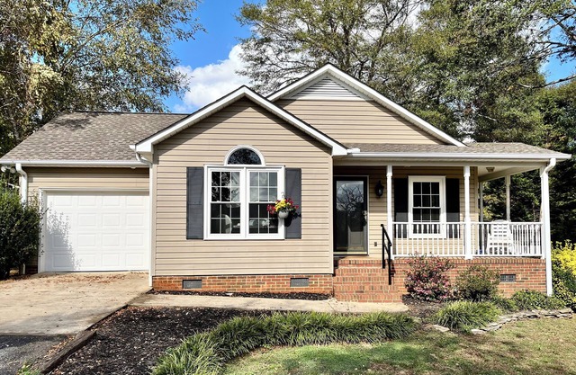 Suburban Home in Prime Area on Large Quiet Lot- GSP Airport, Greer, Greenville