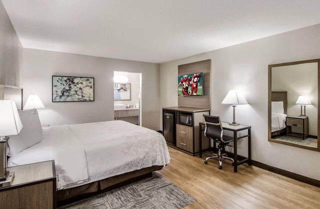 Suburban Retreat Close to Addison Circle Park - Free Onsite Parking