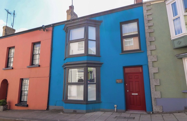 SUFFOLK HOUSE, pet friendly, with open fire in Narberth