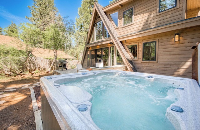 Sugar Pine - Contemporáneo 3 BR West Shore Cabin w / NEW Hot Tub!