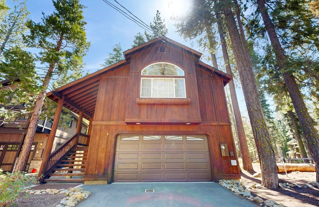 Sugar Pine Haus with Hot Tub Bordering the State Park
