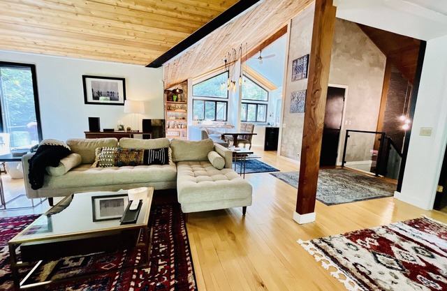Sugarbush Haus, our Chic Sugarbush VT Retreat close to mountain Sleeps 10