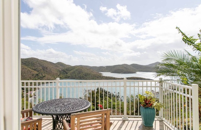 Sugarview Villa Cottage: Coral Bay, Ocean View