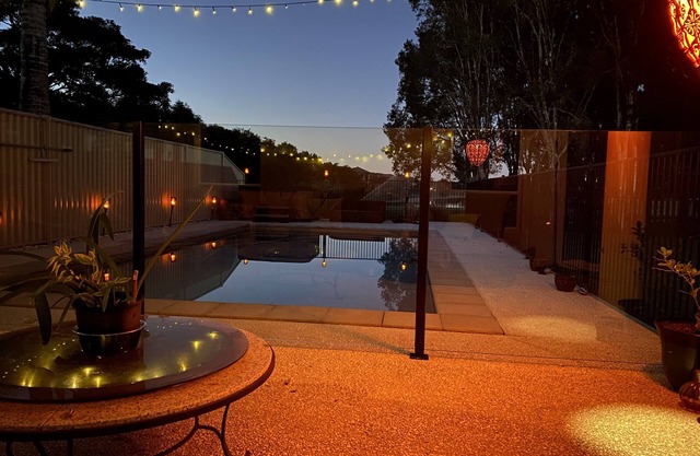 Suit 10-12 people, golf course views, kangaroos at the gate, pool, Pet friendly