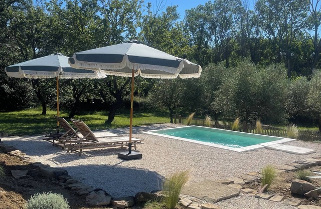 Suite et Terrasse Indépendantes au Milieu des Vignes et des Oliviers