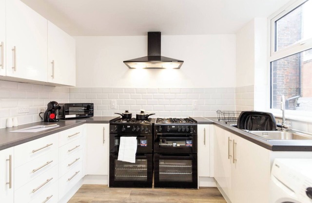 Suite 1: Lovely Ensuite in Oldham Sociable House