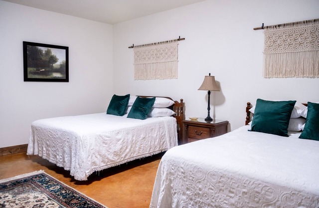 Suite #10 - 73 Acres - Horse Oasis - Queen Beds - 10min to RoundTop