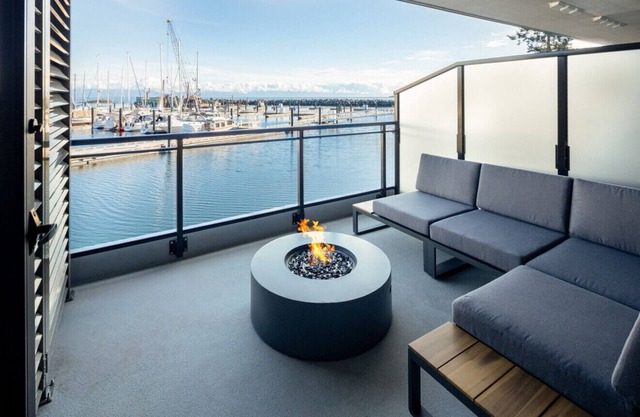 Suite 108 - One-Bedroom Oceanview King Suite