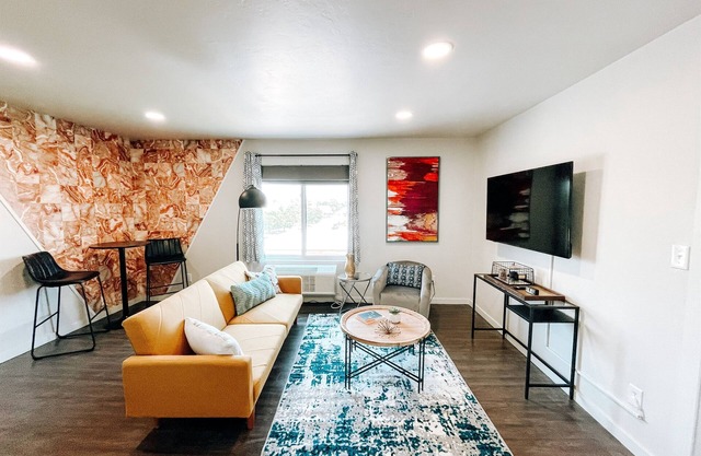 Suite #11 Modern One Bedroom in Midtown, OKC!