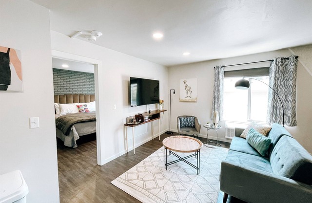 Suite #12 Modern One Bedroom in Midtown, OKC!