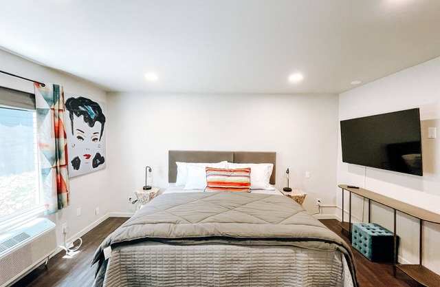 Suite #20 Modern One Bed w/Balcony in Midtown!