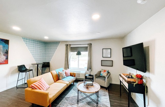 Suite #23 Modern One Bedroom in Midtown, OKC!