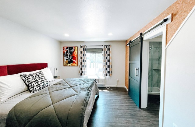 Suite #6 Modern One Bed w/Balcony in Midtown!