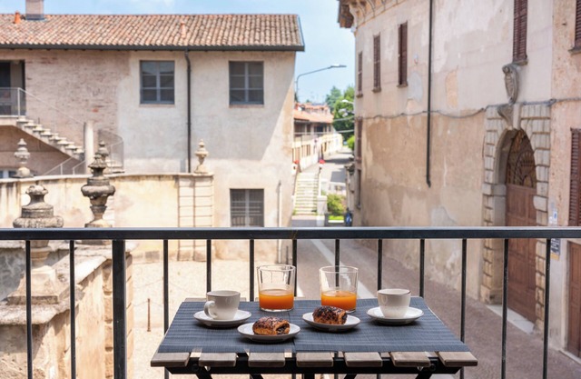 Suite apartment on Naviglio Castel view with balcony