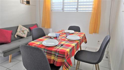 Suite familiale 4 personnes chez l'habitant - Sports & aéroport à proximité