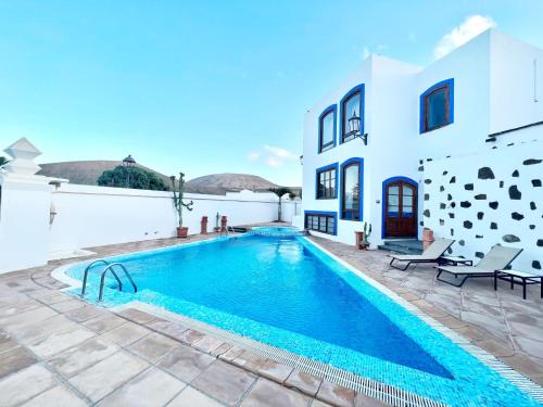 Suite Family with Breakfast included, FreeWifi, jacuzzi and pool