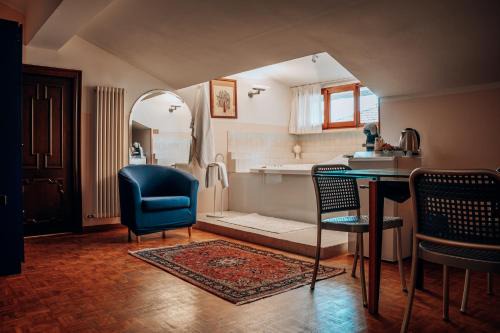 Suite in Open Space con Jacuzzi in Villa Iris, Parcheggio Privato in Giardino, in Centro Città