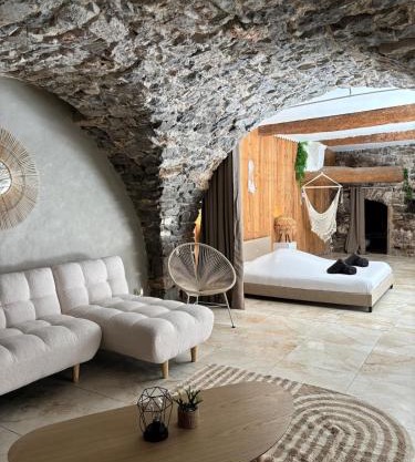 Suite l'Écrin Caché avec billard et baignoire îlot