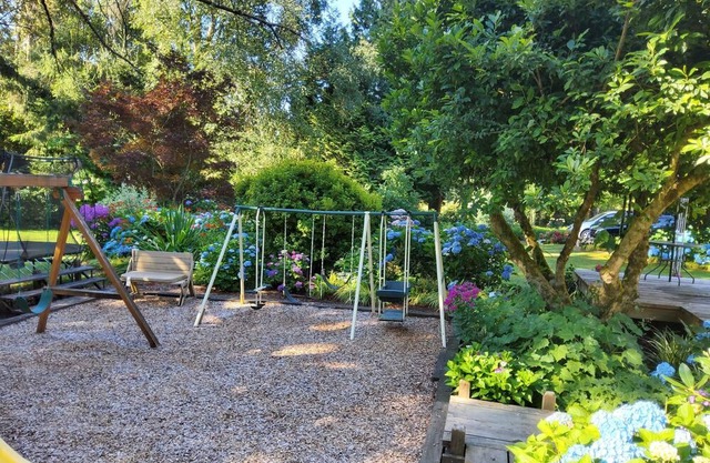 Suite & living room in stunning flower garden