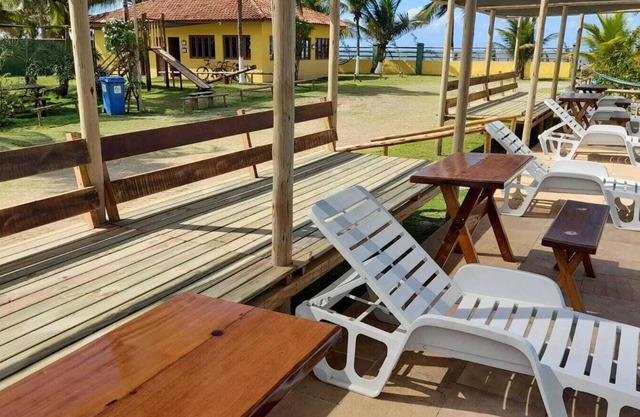 Suite on the seafront with air conditioning and crystal-clear swimming pool.