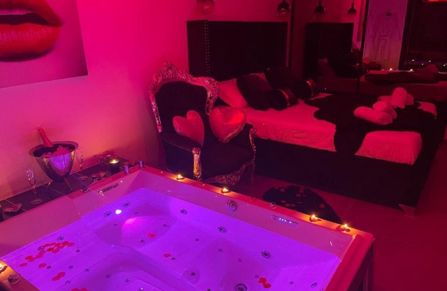 SUITE ROMANTIQUE AVEC JACUZZI BANDOL