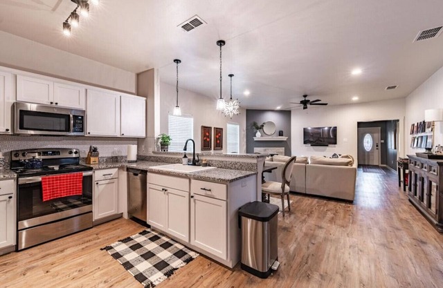 Suite Starry Night - 3BR/3BA - Walk to Texas Tech