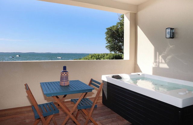 Suite Vue Mer Jacuzzi - Les Vagues Hôtel & Spa