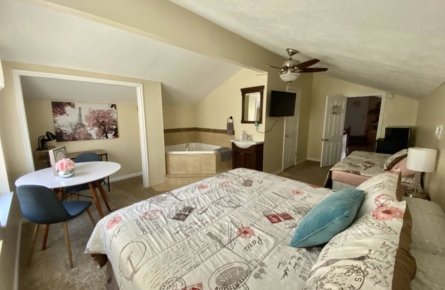 Suite W/ Jacuzzi tub, King & Twin Bed