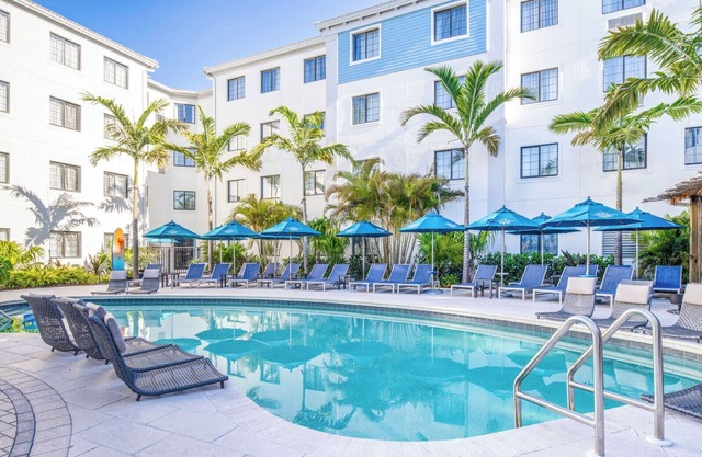 Suite w/ Living Area & Kitchen | Steps Away from Naples Museum of Art