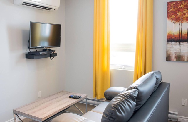 Suite with closed bedroom and sofa bed on the rue Principale (Le Chic-urbain)