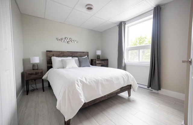 Suite with closed bedroom and sofa bed near Plage Kiwanis (Le Centre-Ville)