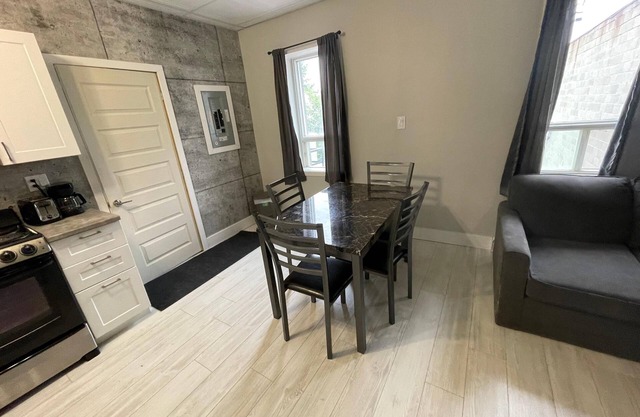 Suite with closed bedroom and sofa bed near Plage Kiwanis (Le Convivial)