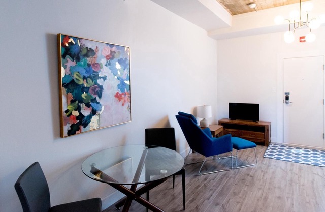 Suite with closed bedroom on rue Gamble Ouest (Le Central)