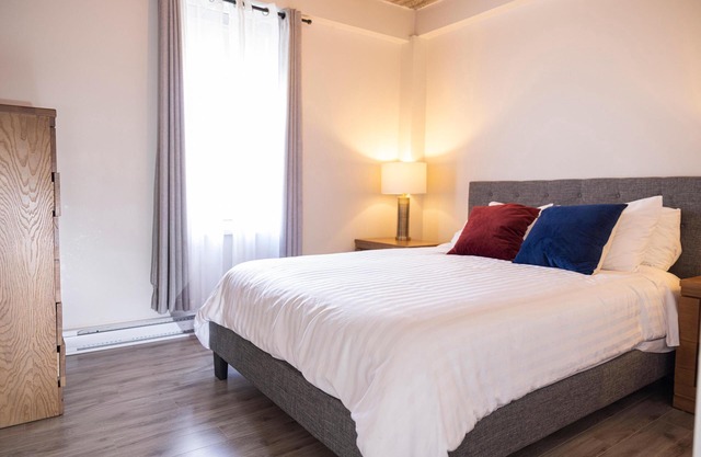 Suite with closed bedroom and sofa bed on rue Gamble Ouest (Le Central)