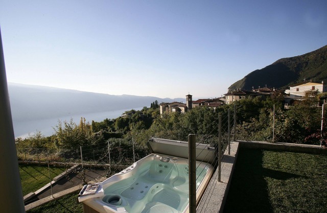 Suite con jacuzzi, capacidad para 6 personas, vista al jardín y al lago