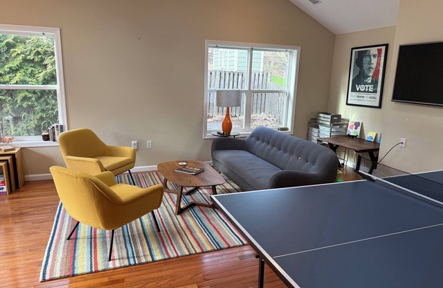 Suite44 - Large Sunny 1-BR Suite w/ Backyard+Patio