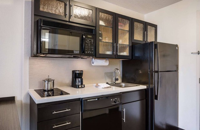SuiteLife Haven: Modern Suites for Business & Leisure Travelers