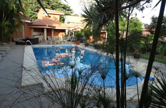 SUITES Y APARTAMENTOS MERLYN AEROPUERTO #17, OASIS DE PAZ