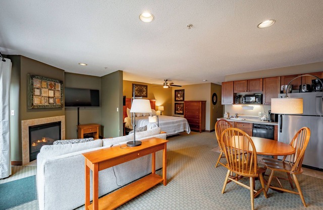 Suites at Silver Tree: A125 Studio Lake View