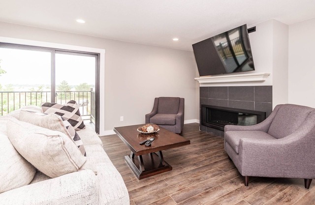 Suites on 4th unit # 4 - 2 bdrm-2 bath-1 mile-Mayo Clinic