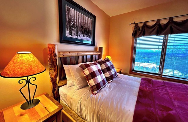 SullivanStone #18 - Golf - Ski - Hike - Chill - Private Hot Tub - Sleeps 11