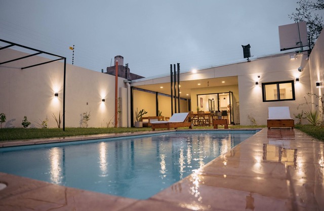 Sumérgete en el Lujo, en una Ubicación Inigualable. ¡Tu Escape Perfecto!