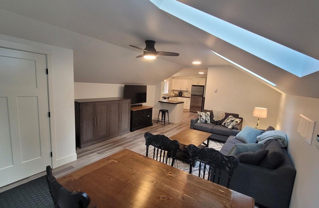 Sumas Mtn -Modern guest house w/ forest views +A/C