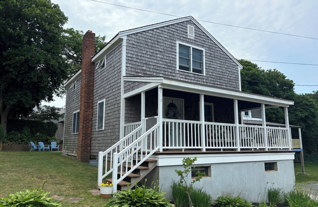 Summer 2025 OPEN 2BR cottage steps to White Horse Beach. Sleeps Six.